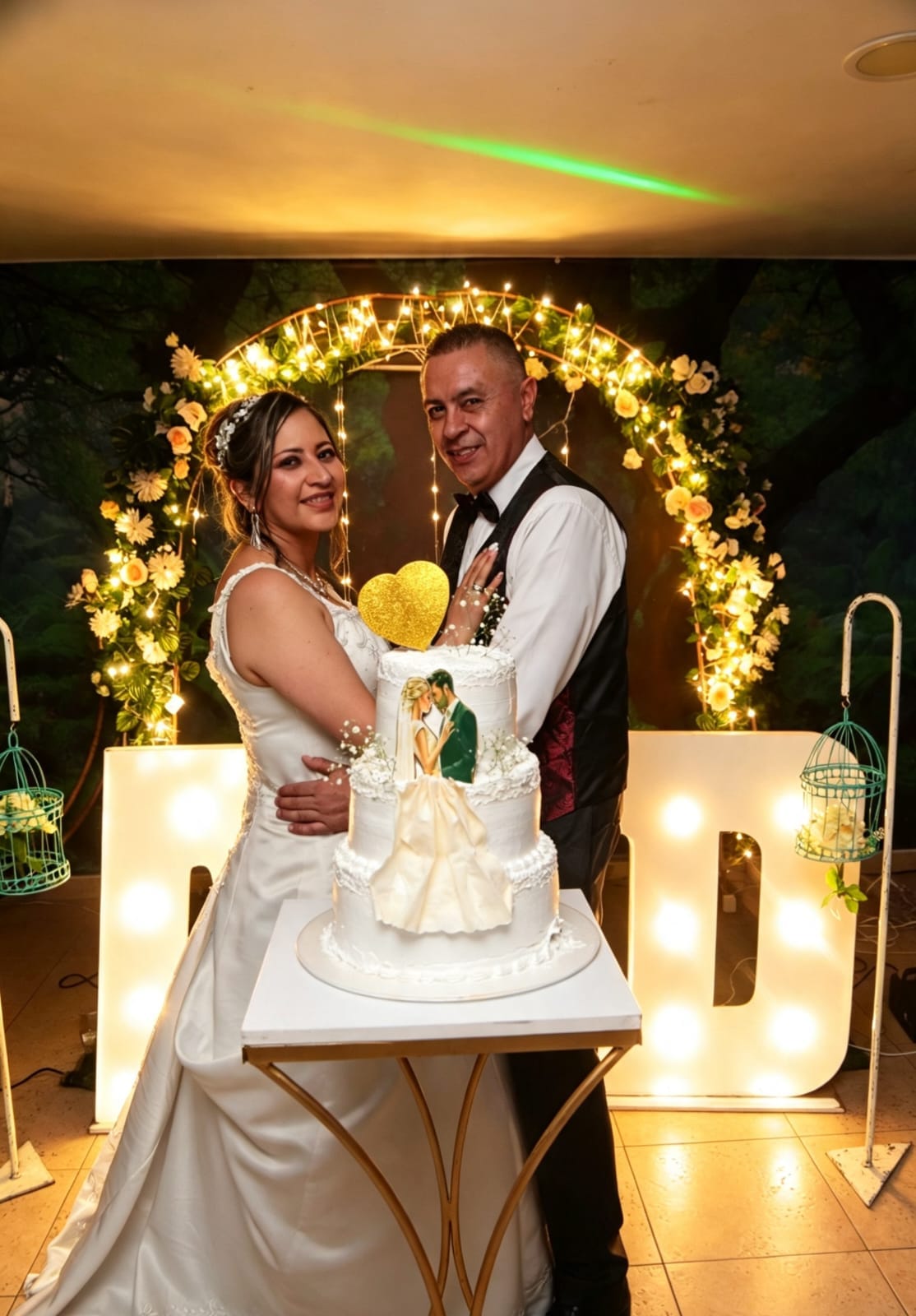 Novios y ponqué de bodas